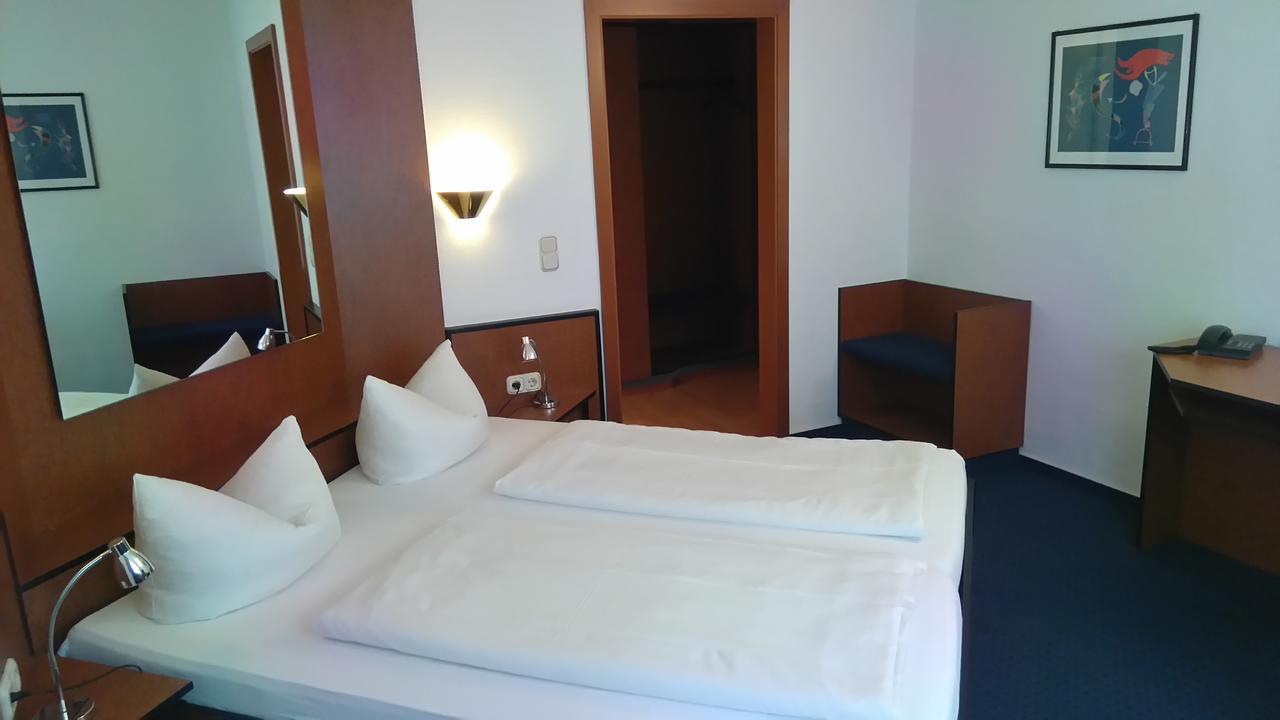 Hotel Loewensteiner Hof Haus Am Neuplatz Вертхайм Екстериор снимка