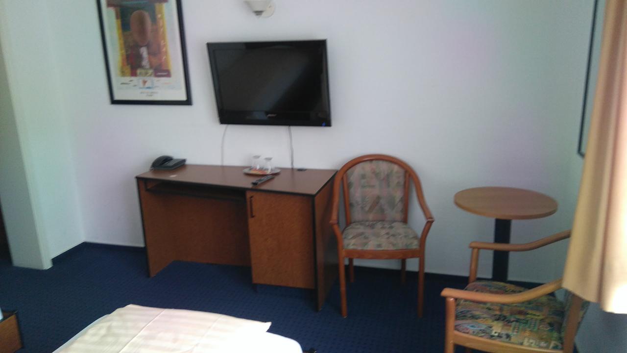 Hotel Loewensteiner Hof Haus Am Neuplatz Вертхайм Екстериор снимка