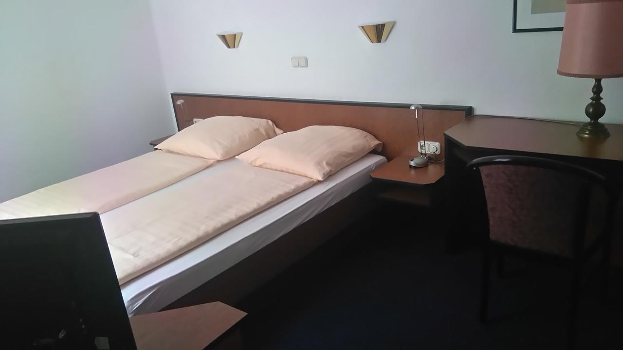 Hotel Loewensteiner Hof Haus Am Neuplatz Вертхайм Екстериор снимка